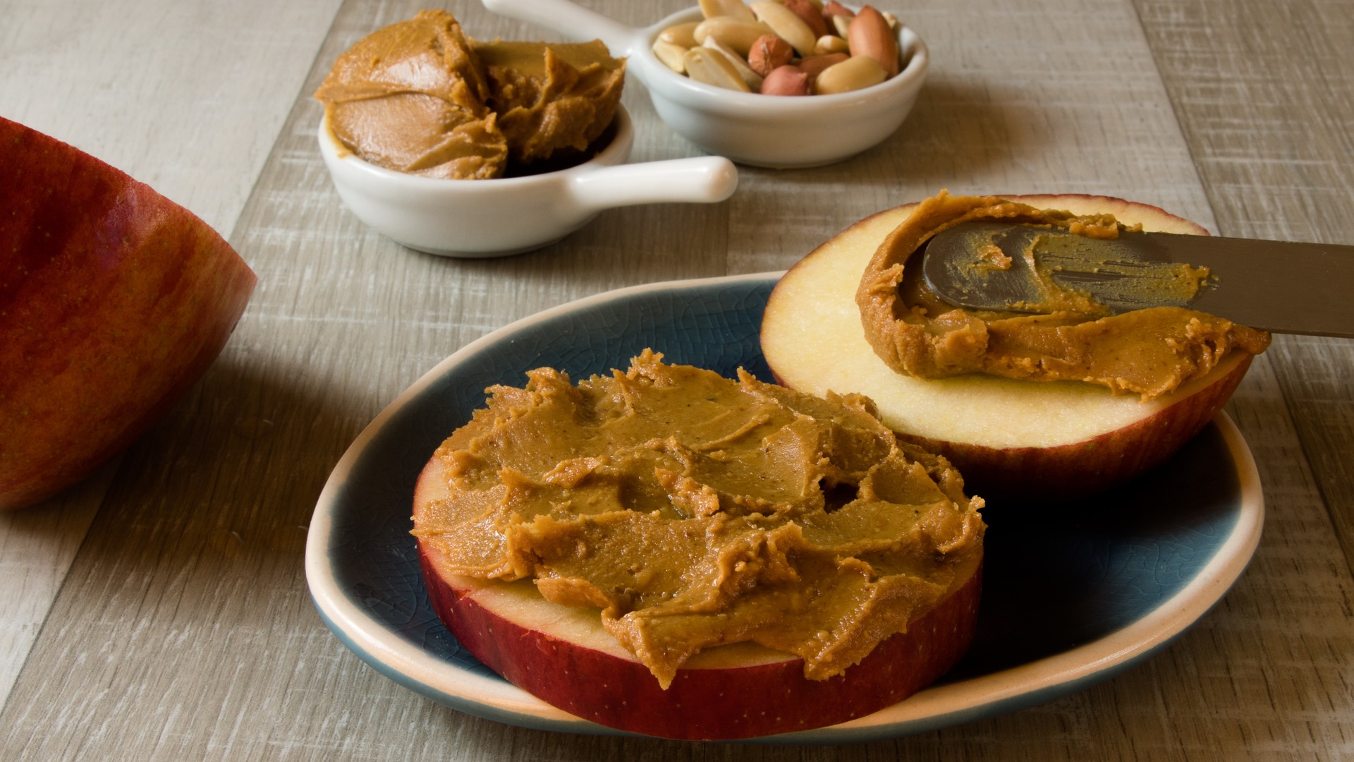 apple with peanut butter