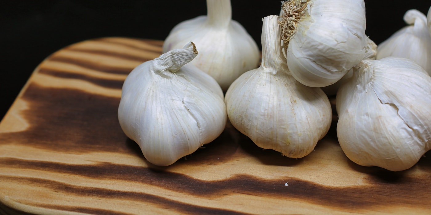 A picture of some cloves of garlic